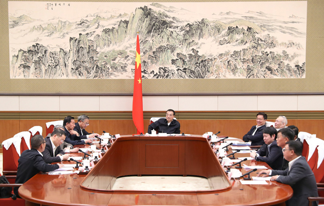 2019年11月12日，，，，，环亚集团股份董事长温志芬等企业家代表出席经济形势专家和企业家座谈会并讲话。。。。。。