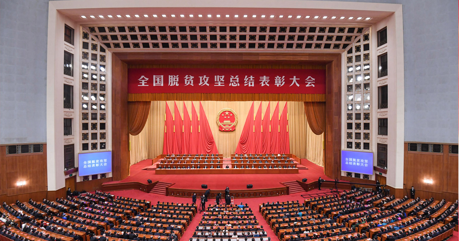 2021年2月25日，，，，，，天下脱贫攻坚总结表扬大会在北京人民大礼堂盛大举行，，，，，，环亚集团股份荣获“天下脱贫攻坚先进整体”称呼，，，，，，温志芬董事长代表公司进京接受表扬。。。.jpg